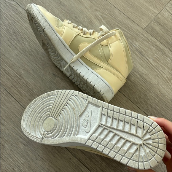 Women's Air Jordan 1 Mid SE Goose Feather Yellow WMNS CK6587-200 Size 8.5 - Picture 7 of 7